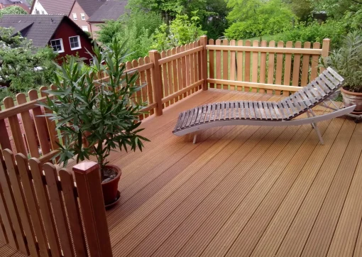 Krech Zaunsysteme_Sortiment_Terrassendielen aus Holz und alternativen Materialien_Holzdielen auf Dachterrasse